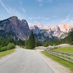 Von der Straße bei Brückele zweigt rechts der Weg Nr. 4 in Richtung Rossalm ab
