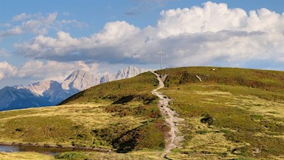 Vom Col da Lech schlängelt sich der Wanderpfad zu den Glittner Seen