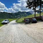 Wanderparkplatz im Weiler Vì oberhalb von Campill