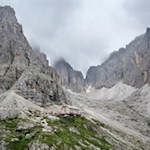 Im-Herzen-der-Langkofelgruppe-lädt-die-Langkofelhütte-zur-Einkehr