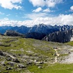 In mezzo ai piani di Lavaredo, l'omonimo rifugio invita a fare una pausa