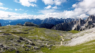 In the midst of the Lavaredo meadows, the moutain hut of the same name invites you to stop for a break