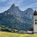St-Valentin-Kirche-mit-Blick-auf-den-Schlern