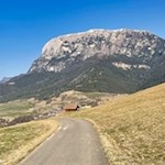 Sanft steigt der Weg zum Schnaggenkreuz an