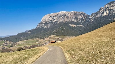 Sanft steigt der Weg zum Schnaggenkreuz an