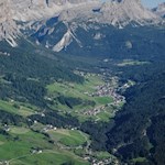 Auf dem Col Plö Alt liegen dem Wanderer Stern und St. Kassian zu Füßen