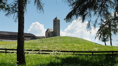 Die Jakobskirche thront auf dem höchsten Punkt des Salten