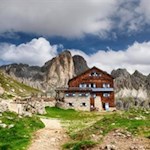 Vor-malerischer-Kulisse-lädt-die-Rotwand-Hütte-zur-Einkehr-ein