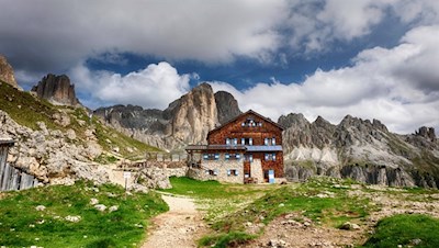 Vor malerischer Kulisse lädt die Rotwand Hütte zur Einkehr ein