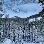 Über dem Karersee erhebt sich der Latemar