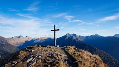 Das schlichte Gipfelkreuz des Fleckner