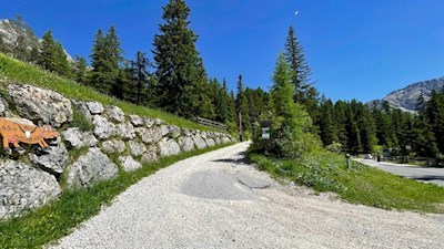 Vom Parkplatz Kaiserstein führt ein breiter Wanderweg zur Masare Hütte