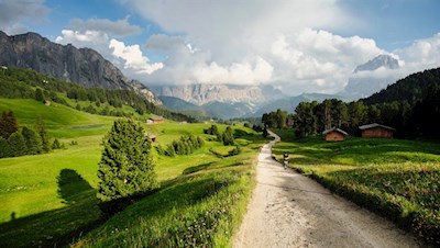 Vor der Kulisse der Grödner Dolomiten zur Gamsbluthütte