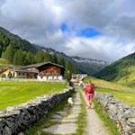 Kurze Wanderung zur Talschlusshütte im Weiler Prastmann
