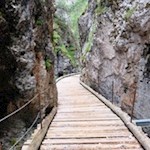 Die Holzplanken geleiten sicher durch die Schlernschlucht