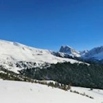 Winterlich umrahmter Blick auf den Peitlerkofel und die Aferer Geisler