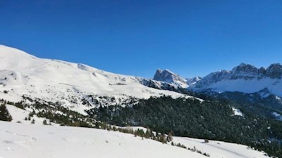 Winterlich umrahmter Blick auf den Peitlerkofel und die Aferer Geisler