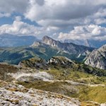 Hinter uns erheben sich der Settsass und der Sas de Stria