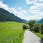 Zunächst folgt man der asphaltierten Straße in Richtung Uwaldalm