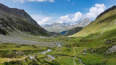 Entlang des mäandrierenden Rötbaches durchs Röttal