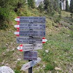 Nahe der Broglesalm geht die Wanderung in den Weg Nr. 35 über
