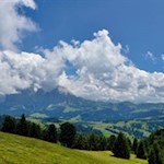 In der Ferne zeichnen sich die Umrisse des Lang- und Plattkofel ab