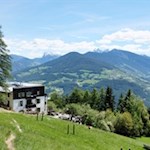 Das-Berggasthaus-Briol-atmet-die-schlichte-Eleganz-des-Bauhausstils