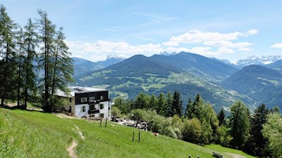 Das Berggasthaus Briol atmet die schlichte Eleganz des Bauhausstils