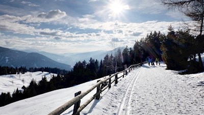 Die linde Wintersonne taucht die Rodenecker Alm in warme Farben