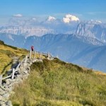 Abstieg vor malerischer Dolomitkulisse zur Brugger Schupfe