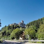 Burg Taufers wacht über Sand in Taufers