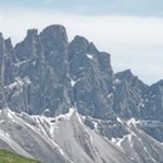 Hartnäckig hält sich der Schnee auf den Villnösser Geislern...