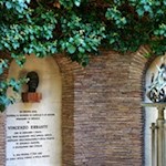 Hinter der Kirche S. Andrea erinnern Bildtafeln und Büsten an prominente Besucher von einst