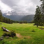 Wuhnleger mit Blick auf den schneebedeckten Rosengarten
