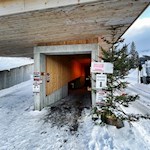 Vom Parkplatz führt eine Unterführung zum Karersee