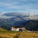 Zu-Füßen-des-Maurerbergs-lädt-die-Maurerberghütte-zur-Einkehr-ein