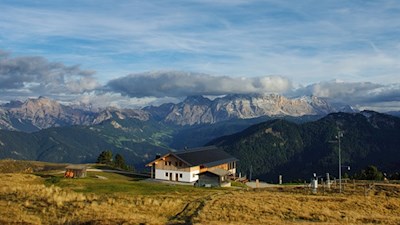 Zu Füßen des Maurerbergs lädt die Maurerberghütte zur Einkehr ein