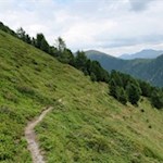 Über abfallende Grashänge auf den Schönbichl