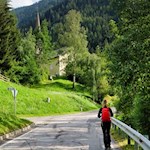 Der letzte Teil des Kreuzweges führt entlang der Straße zur Kirche St. Nikolaus