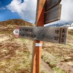 Hinter dem Gipfelkreuz des Saun zweigt links der Weg in Richtung Prantner Alm ab
