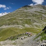Hinter der Chemnitzer Hütte führt der Wandersteig zunächst über Schutthänge