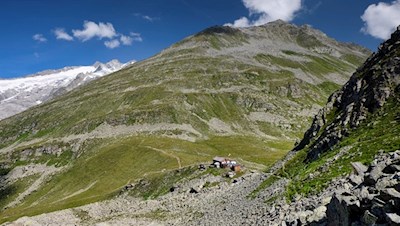 Hinter der Chemnitzer Hütte führt der Wandersteig zunächst über Schutthänge