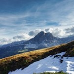 In der Ferne ragt der majestätische Peitlerkofel in die Höhe