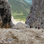 Il sentiero che attraversa la forcella Pana scende ripidamente