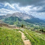 Vor der Kulisse des Latemar zurück zum Karerpass