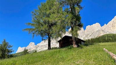 Der Perlenweg zieht sich durch die Landschaft am Fuße des Rosengarten 