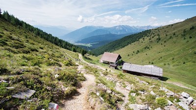 Der Almhüttenrundweg schlängelt sich von Almhütte zu Almhütte