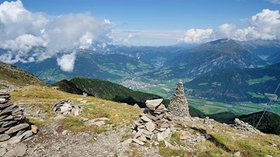 Blick auf den Rosskopf, das Fuggerstädtchen Sterzing, die Weißspitze und die Grenzberge am Brenner