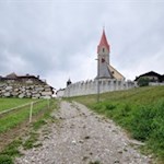 Der Wanderweg Nr. 7 endet bei der Pfarrkirche in Spinges