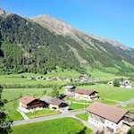 Der Erzweg verläuft wenige Meter oberhalb der Wohnhäuser